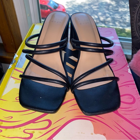 Black heels - Picture 2 of 3